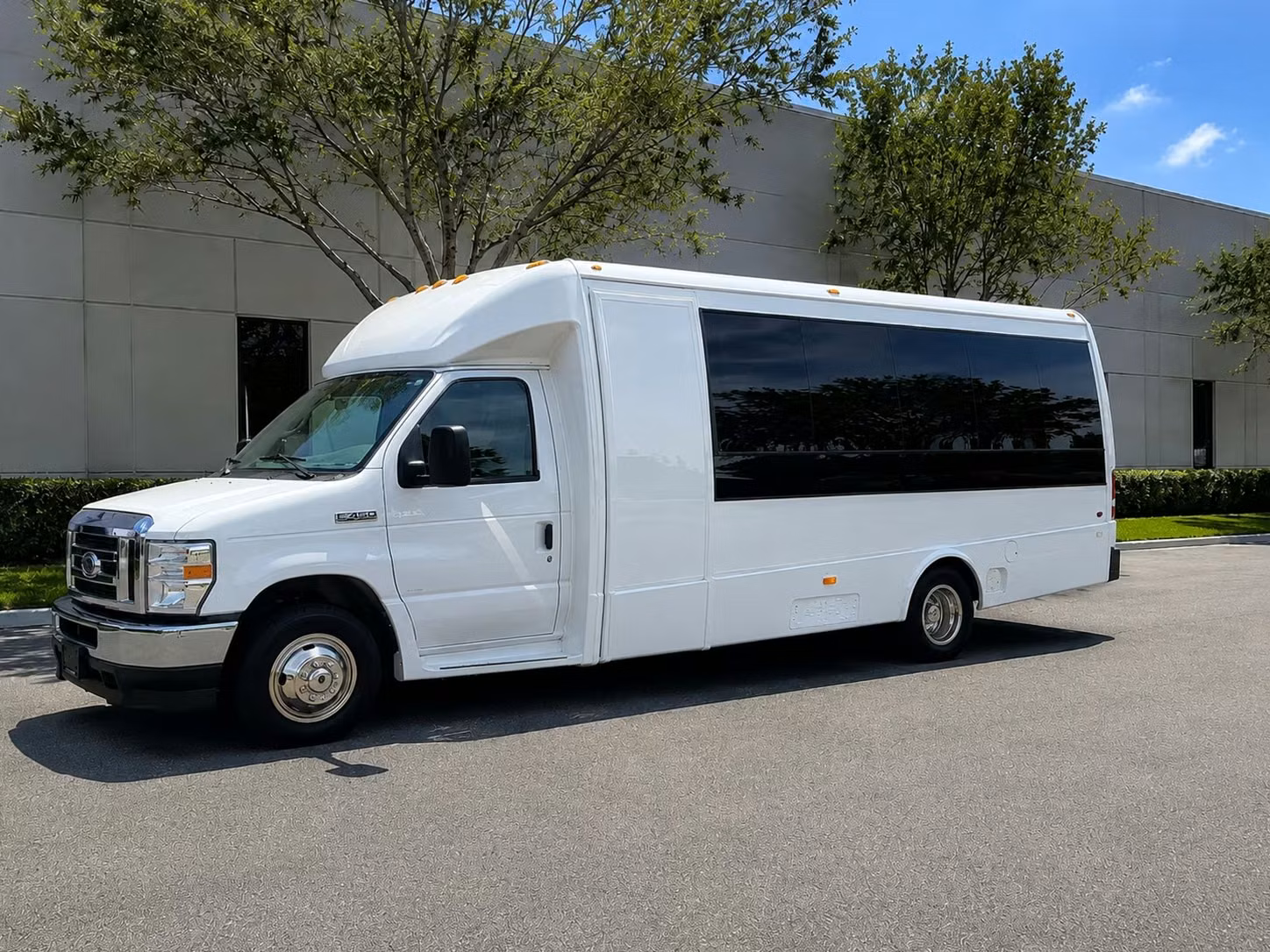 minibus rentals for golf tournament groups at pga national and trump international